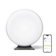 IQAir Atem X Luftreiniger, runde weiße Frontansicht, daneben Smartphone mit App-Luftdaten